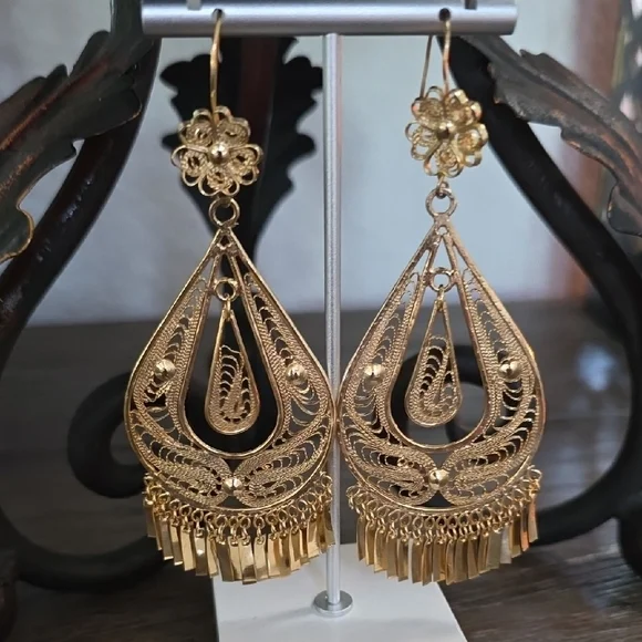 Elegant Gold Filigree Dangle Earrings - Picture 10 of 16
